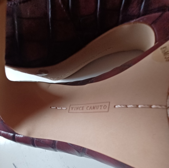 VINCE CAMUTO Flare heel pump - Picture 8 of 8